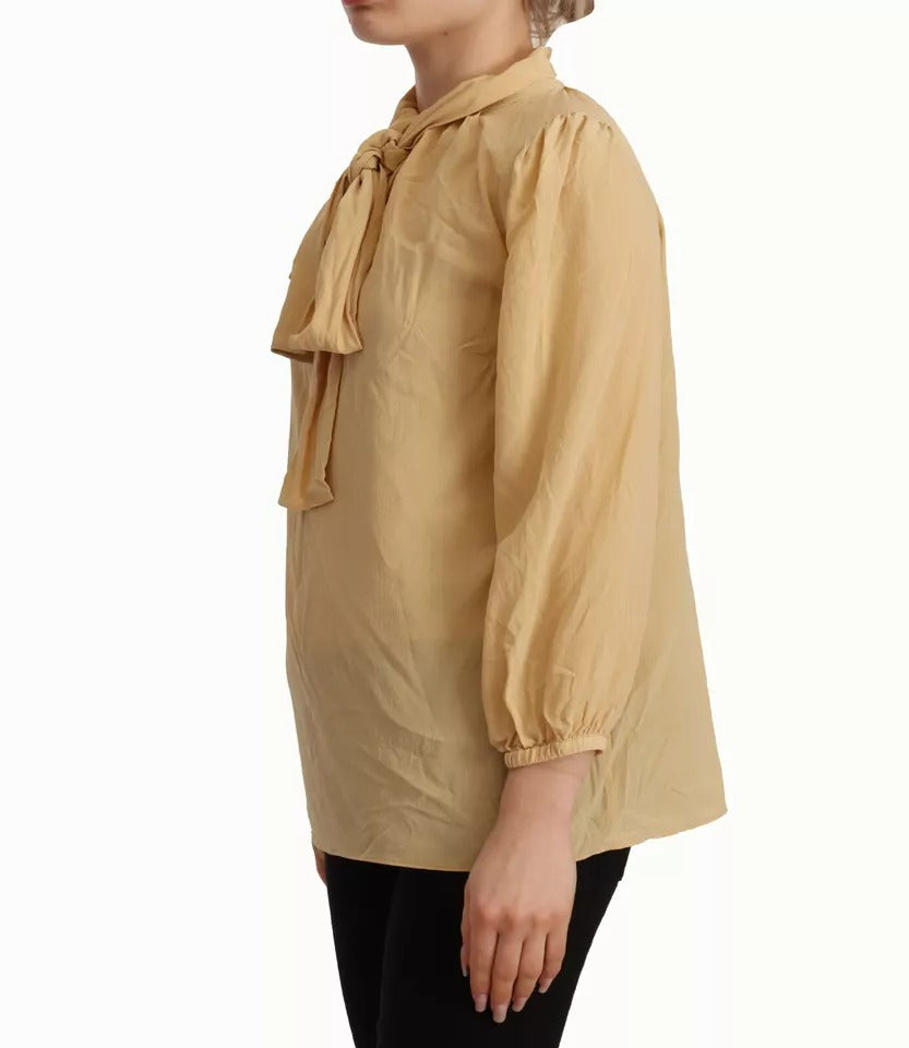 Chemise en soie Dolce & Gabbana à col ascot moutarde, blouse élégante avec détails sophistiqués, vue de face.