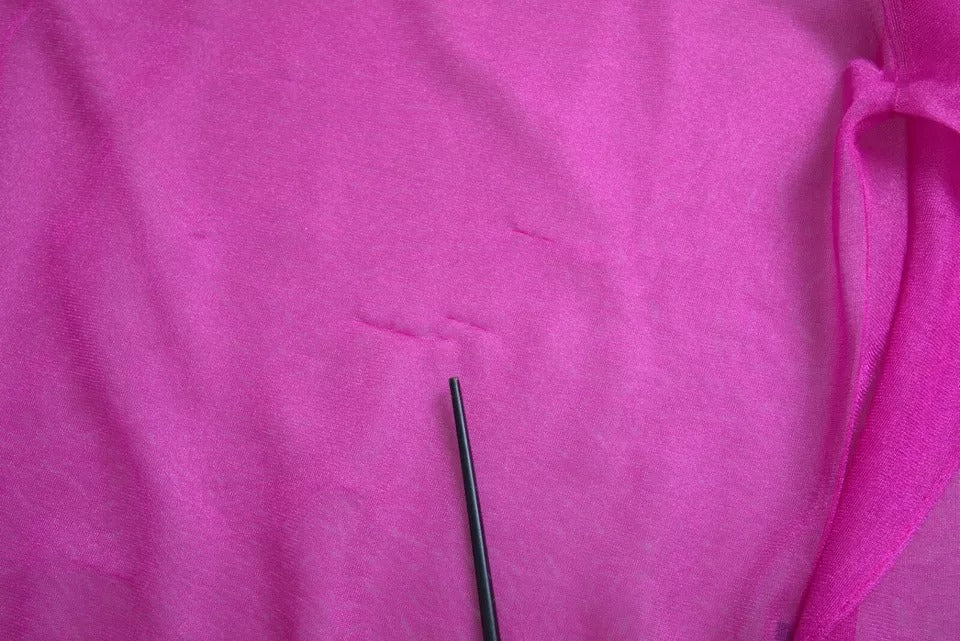 T-shirt à manches longues en transparent rose de Dolce & Gabbana avec col ras du cou, style élégant et moderne.