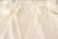 Chemise blanche Dolce & Gabbana avec col ascot en soie et boutons, vue de face sur la blouse élégante.