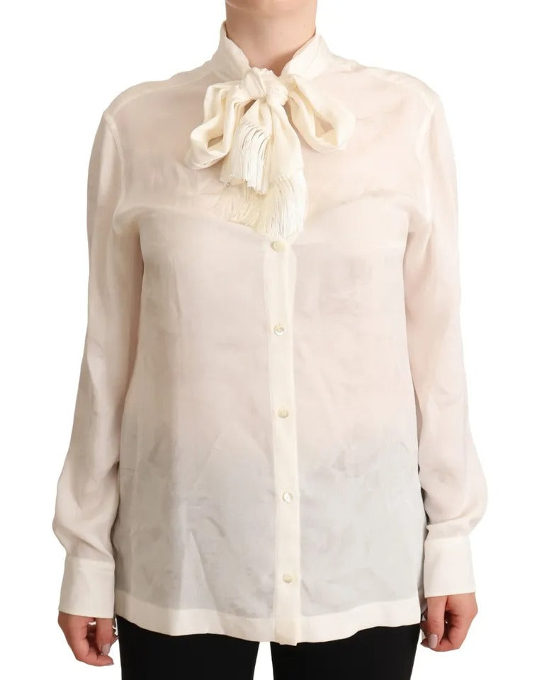 Chemise blanche Dolce & Gabbana avec col ascot en soie, boutonnière élégante et coupe sophistiquée.