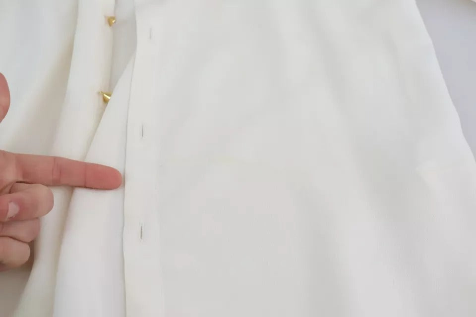 Chemise blanche Dolce & Gabbana avec col ascot en soie, haut élégant et sophistiqué, vue de face.