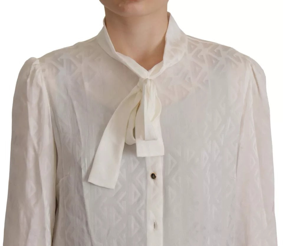 Chemise Dolce & Gabbana en soie blanche avec motif, col ascot, haut élégant et sophistiqué.