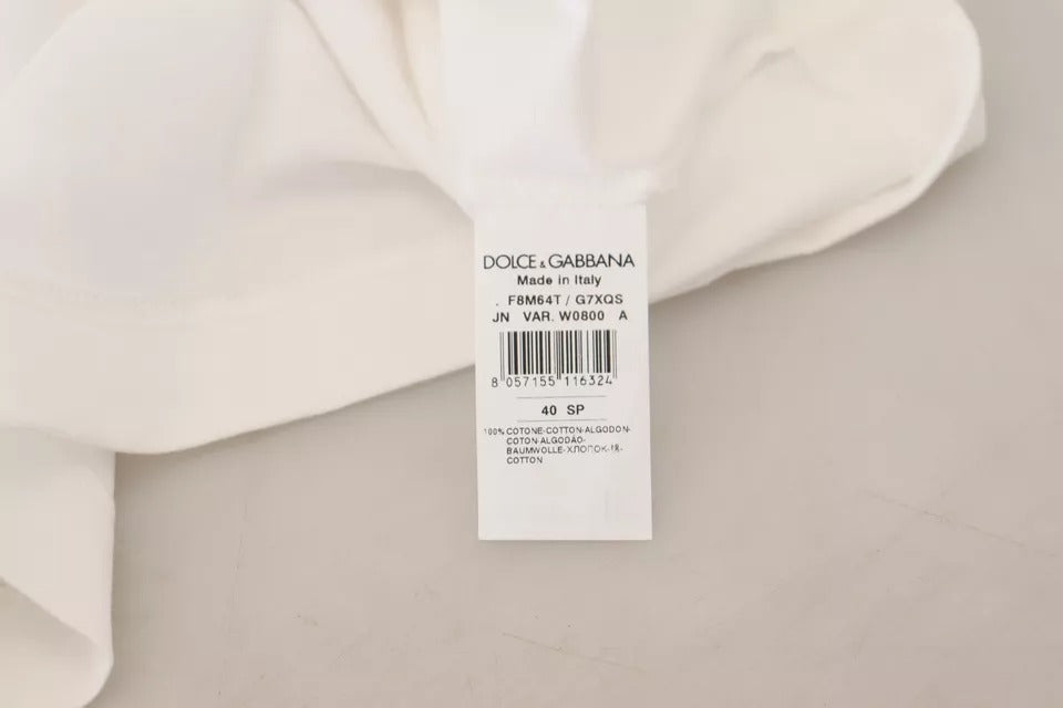 Pull léger Dolce & Gabbana blanc à rayures, manches courtes, style décontracté, porté sur un mannequin.