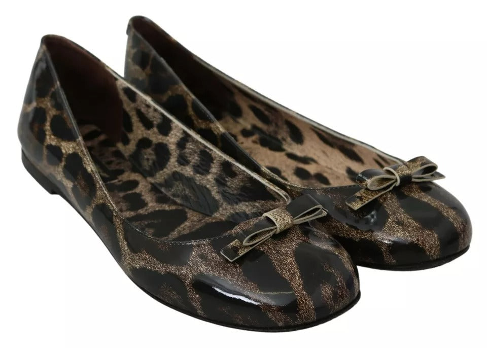 Chaussures ballerines en cuir Dolce & Gabbana à motif léopard marron, élégantes et confortables pour femmes.