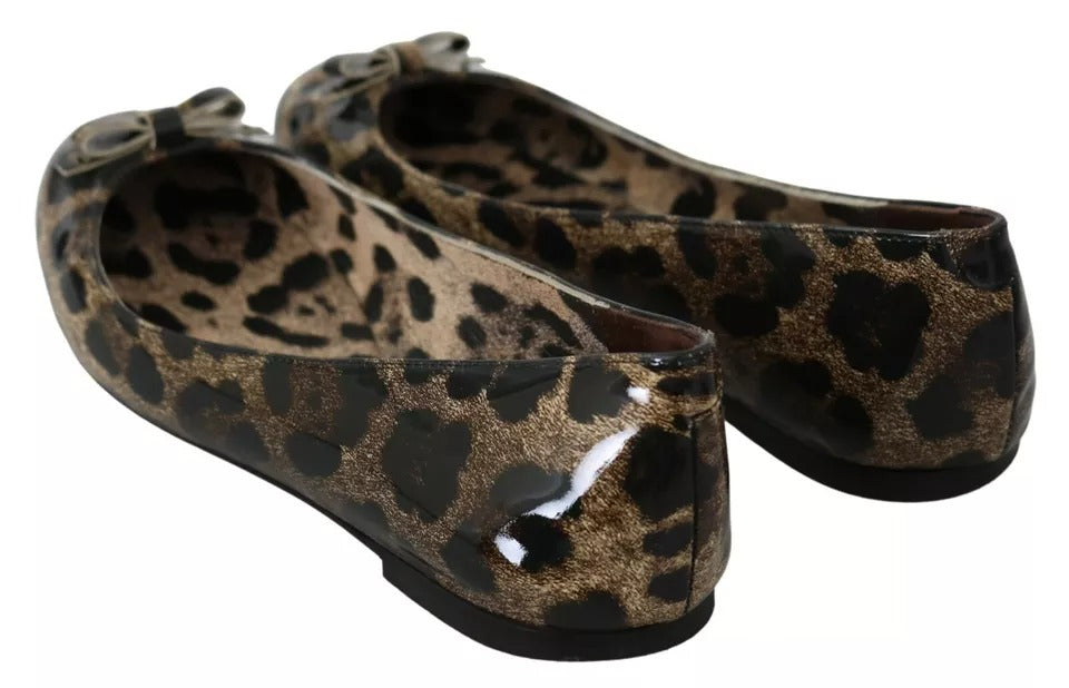 Chaussures ballerines en cuir Dolce & Gabbana à motif léopard marron, élégantes et confortables pour femmes.
