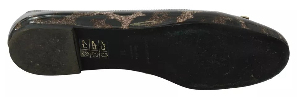 Chaussures ballerines en cuir Dolce & Gabbana à motif léopard marron, élégantes et confortables pour femmes.