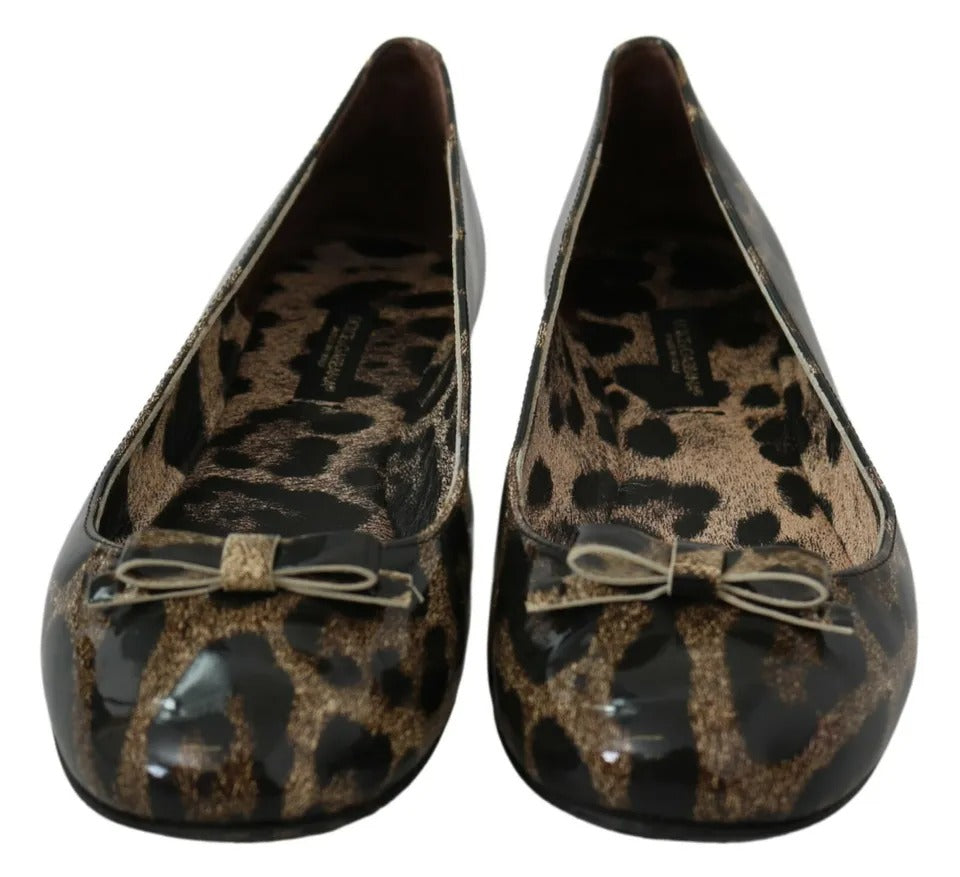 Chaussures ballerines en cuir Dolce & Gabbana à motif léopard brun, élégantes et confortables.