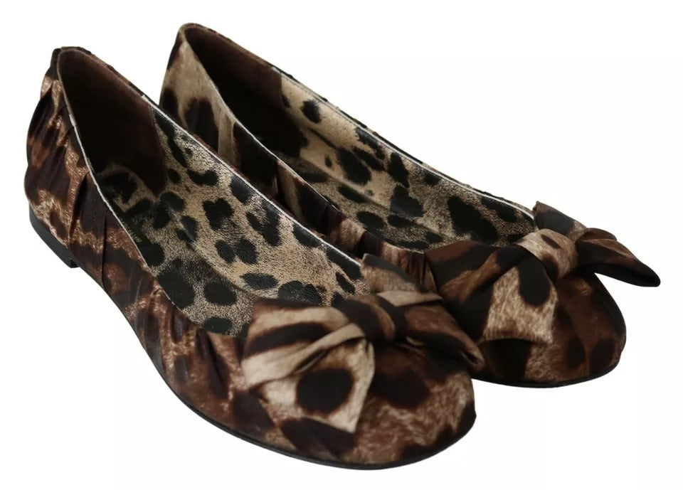 Chaussures ballerines en soie marron à motif léopard de Dolce & Gabbana, élégantes et confortables.