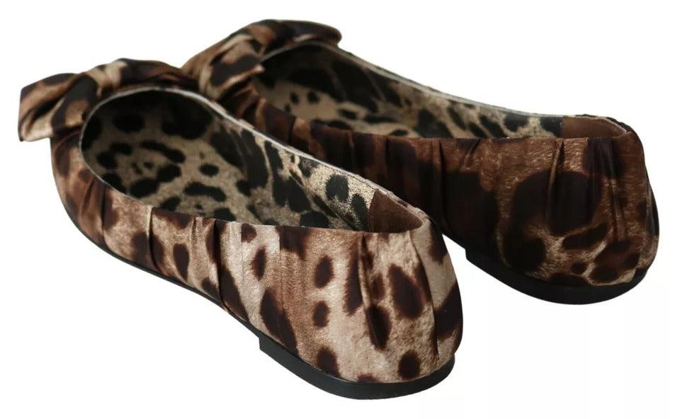 Chaussures ballerines en soie à motif léopard marron de Dolce & Gabbana, élégantes et confortables.