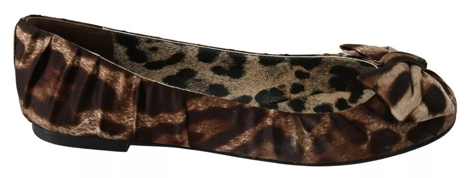 Chaussures ballerines en soie à motif léopard marron de Dolce & Gabbana, élégantes et confortables.