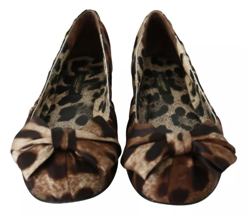 Chaussures ballerines en soie à motif léopard brun de Dolce & Gabbana, élégantes et confortables.