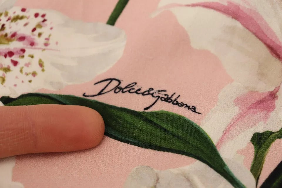 Robe droite en viscose rose avec motif fleur de lys de Dolce & Gabbana, longueur genou, style élégant et féminin.