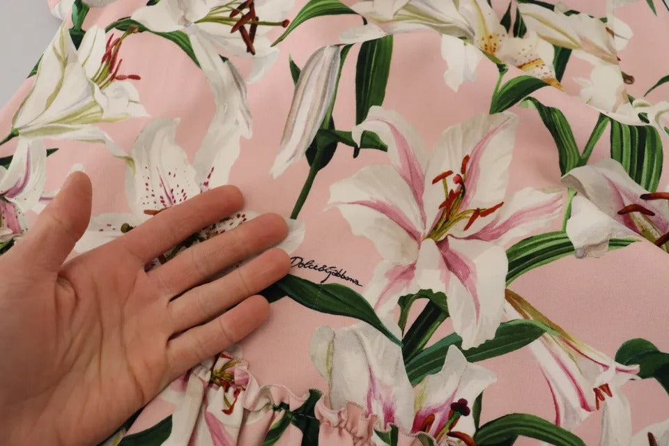 Robe ajustée rose en viscose Dolce & Gabbana avec longueur au genou et motif de lys, élégante et féminine.