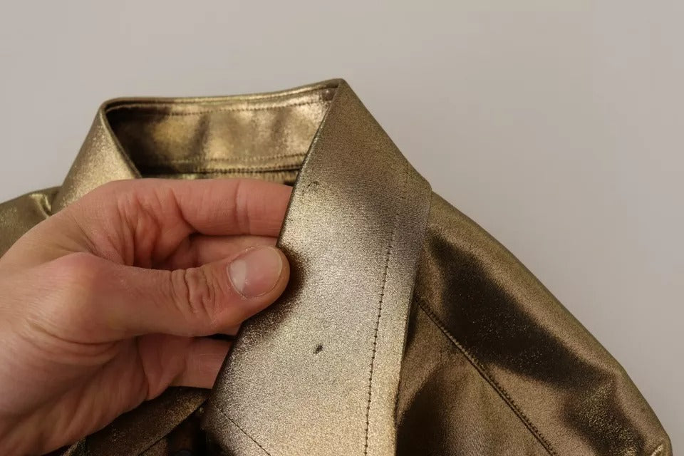 Chemise en soie Dolce & Gabbana dorée à motifs métalliques et broderie couronne, élégante et sophistiquée.