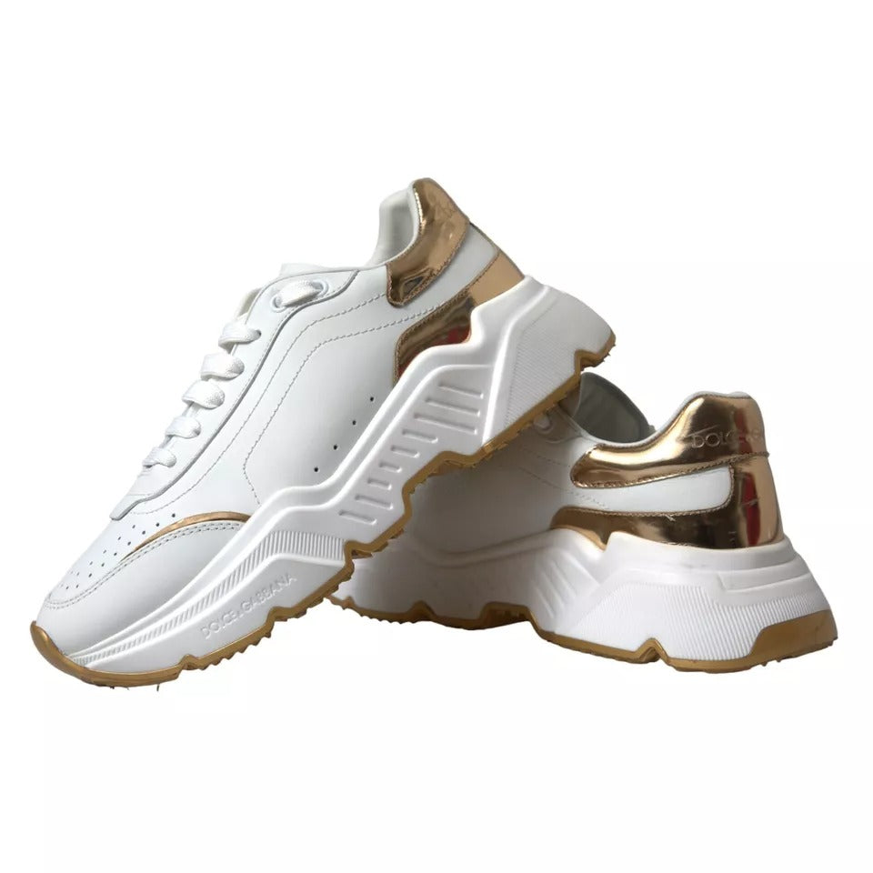 Chaussures Sneakers pour hommes Dolce & Gabbana DAYMASTER en cuir blanc et or, vue en gros plan.