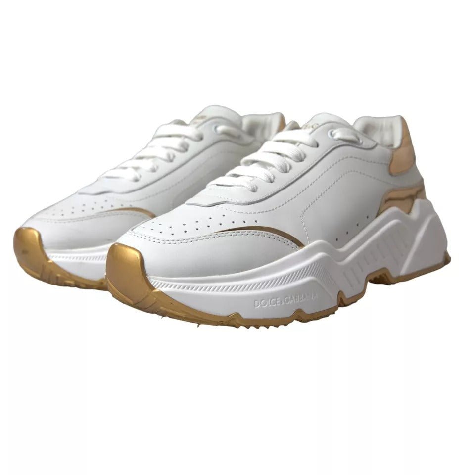 Chaussures pour hommes Dolce & Gabbana DAYMASTER en cuir blanc et or, baskets blanches élégantes et modernes.