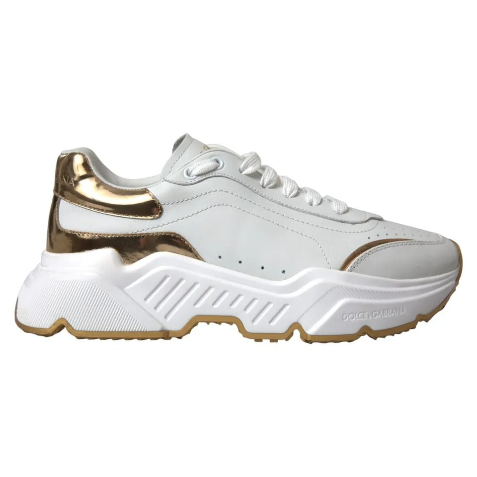 Chaussures sneakers pour hommes Dolce & Gabbana DAYMASTER en cuir blanc et or, avec détails élégants et design moderne.