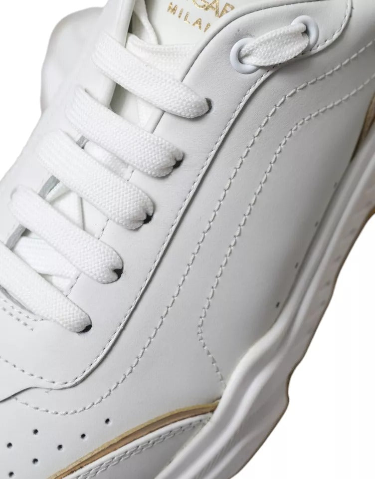 Sneakers pour hommes Dolce & Gabbana DAYMASTER en cuir blanc et or, chaussure décontractée élégante et moderne.