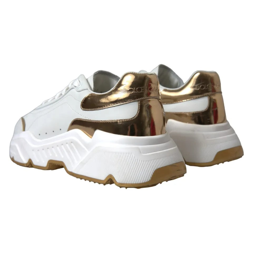 Sneakers pour hommes Dolce & Gabbana DAYMASTER en cuir blanc et or, vue de face.