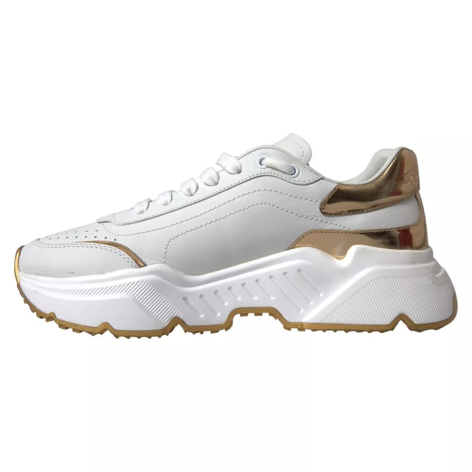 Chaussures sneakers pour homme Dolce & Gabbana DAYMASTER en cuir blanc et or, visibles avec détails de design élégants.