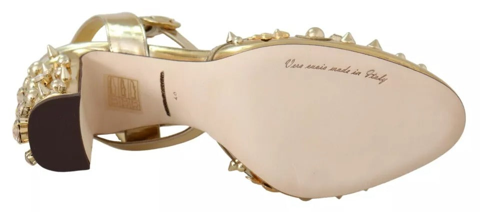 Sandales à talons Dolce & Gabbana Vally avec clous dorés et bride arrière, en cuir, vue de côté.