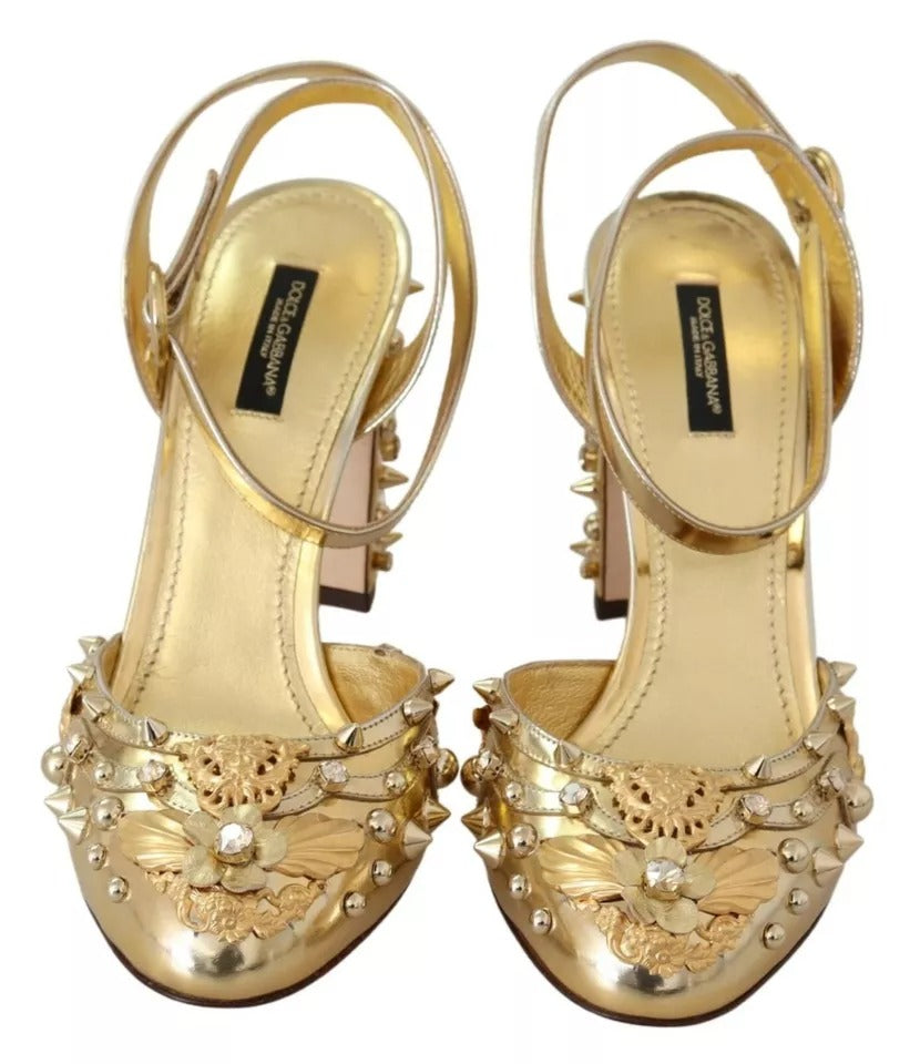 Sandales à talons Dolce & Gabbana avec brides en satin doré et studs dorés, style élégante et sophistiquée.