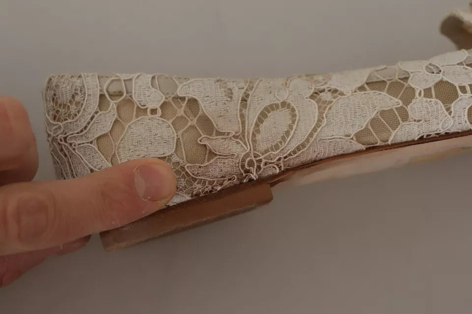 Chaussures ballerines Dolce & Gabbana en dentelle beige avec cristaux, chaussures plates élégantes pour femmes.