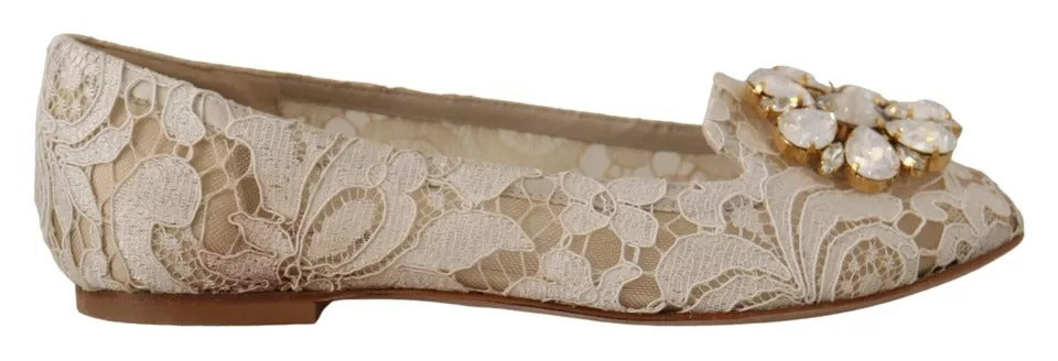 Chaussures ballerines Dolce & Gabbana en dentelle beige avec cristaux, pieds en image, élégantes et raffinées.