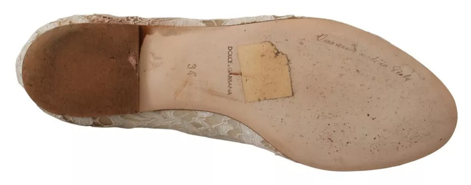 Chaussures ballerines Dolce & Gabbana beige en dentelle avec cristaux, mocassins élégants en satin et détails raffinés.