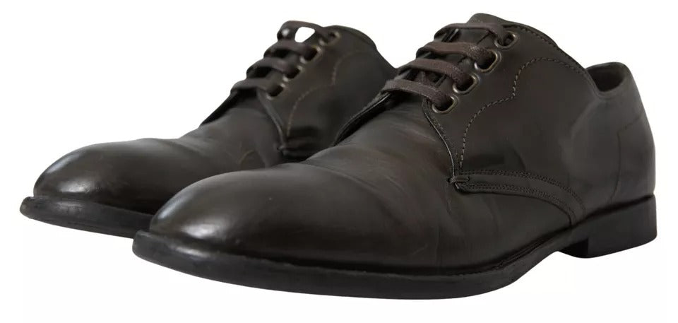 Chaussures habillées en cuir vert pour homme de la marque Dolce & Gabbana, élégantes et formelles, vue de face.