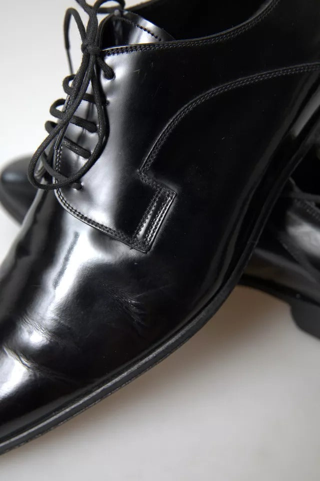 Chaussures formelles en cuir poli noir de Dolce & Gabbana, élégantes et sophistiquées pour homme.