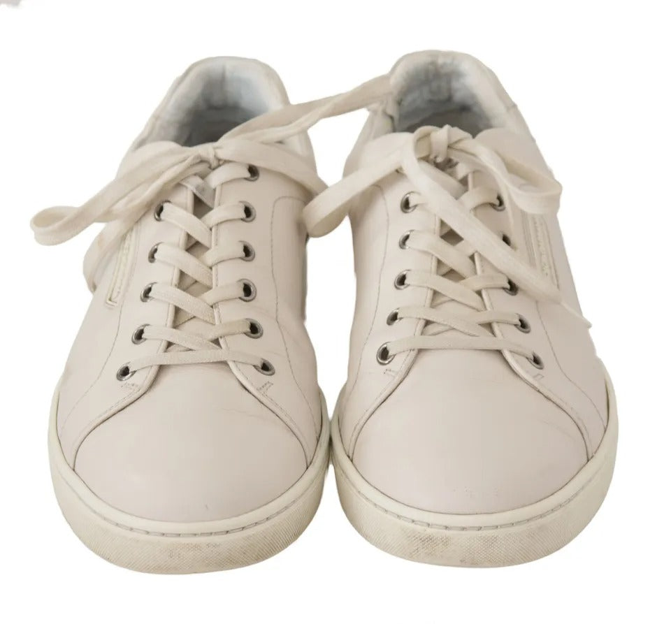 Chaussures sneakers blanches en cuir pour homme de Dolce & Gabbana avec logo casual, vue de face sur fond blanc.