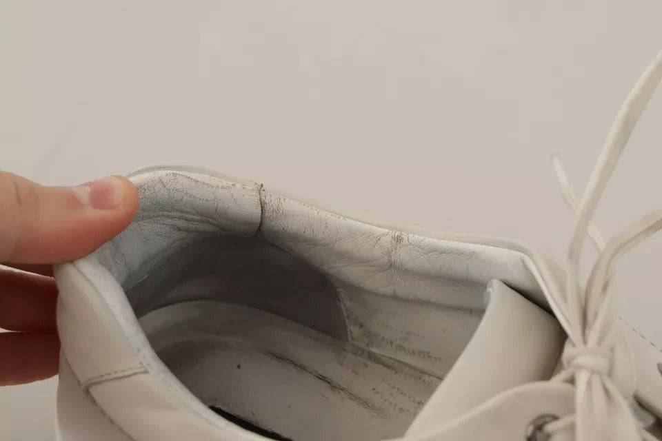 Chaussures sneakers blanches en cuir Dolce & Gabbana pour homme avec logo, style décontracté et élégant.