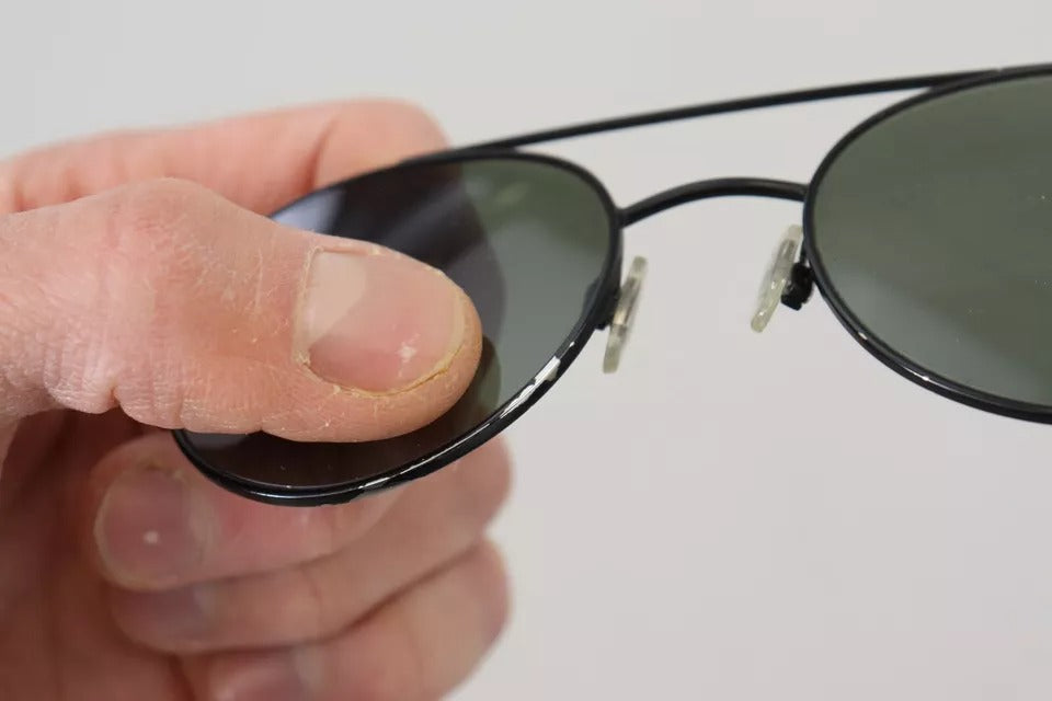 Lunettes de soleil Dolce & Gabbana avec monture en acier noir mat et verres verts, modèle DG2245.