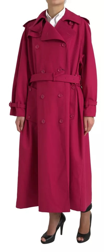 Manteau trench double boutonnage rose foncé Dolce & Gabbana, style élégant, en tissu léger avec ceinture à la taille.