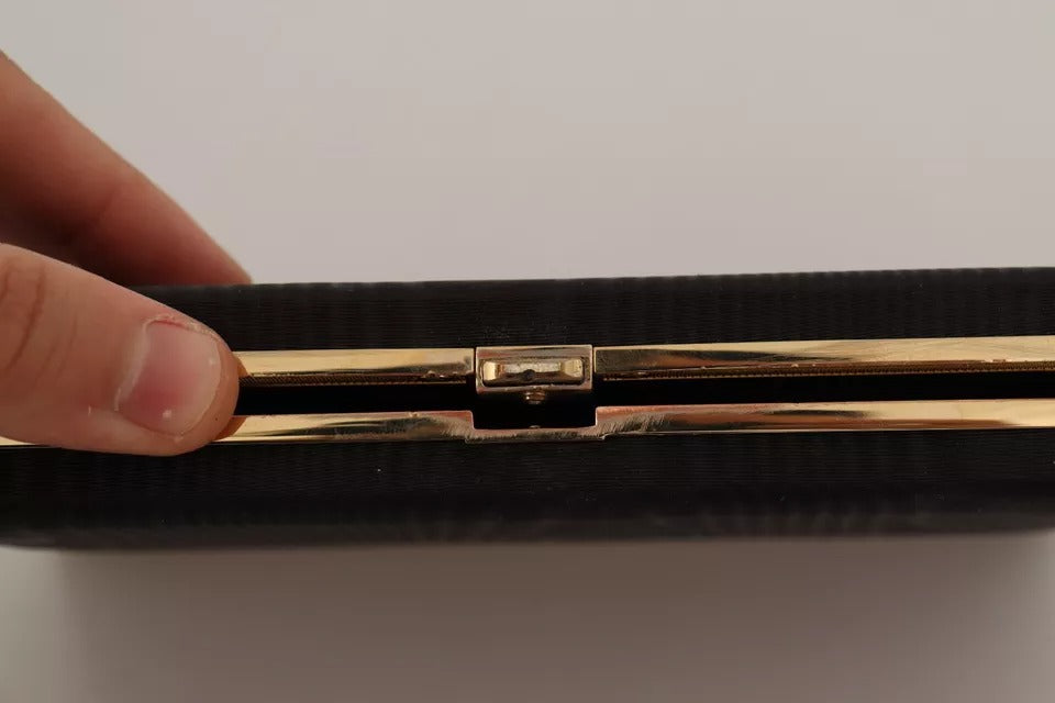 Sac pochette en soie noire Dolce & Gabbana avec cadre doré, idéal pour soirée et événements élégants.
