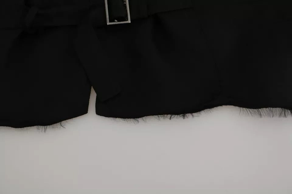 Gilet noir Dolce & Gabbana à coupe slim, sans motifs, avec col en V et fermeture à boutons, porté sur un mannequin.