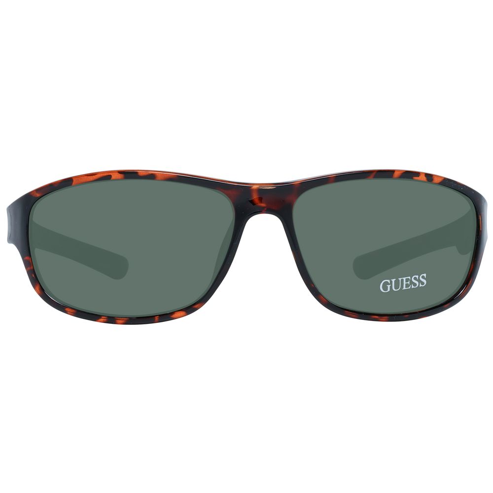 Lunettes de soleil en plastique marron de marque Guess avec monture élégante et design moderne.