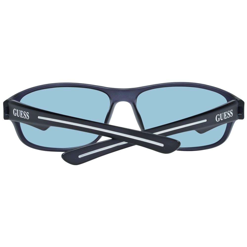 Lunettes de soleil Guess en plastique gris, style moderne avec monture rectangulaire et verres teintés.