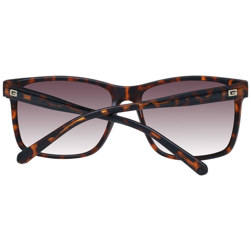 Lunettes de soleil en plastique marron de marque Guess avec monture élégante et verres foncés.