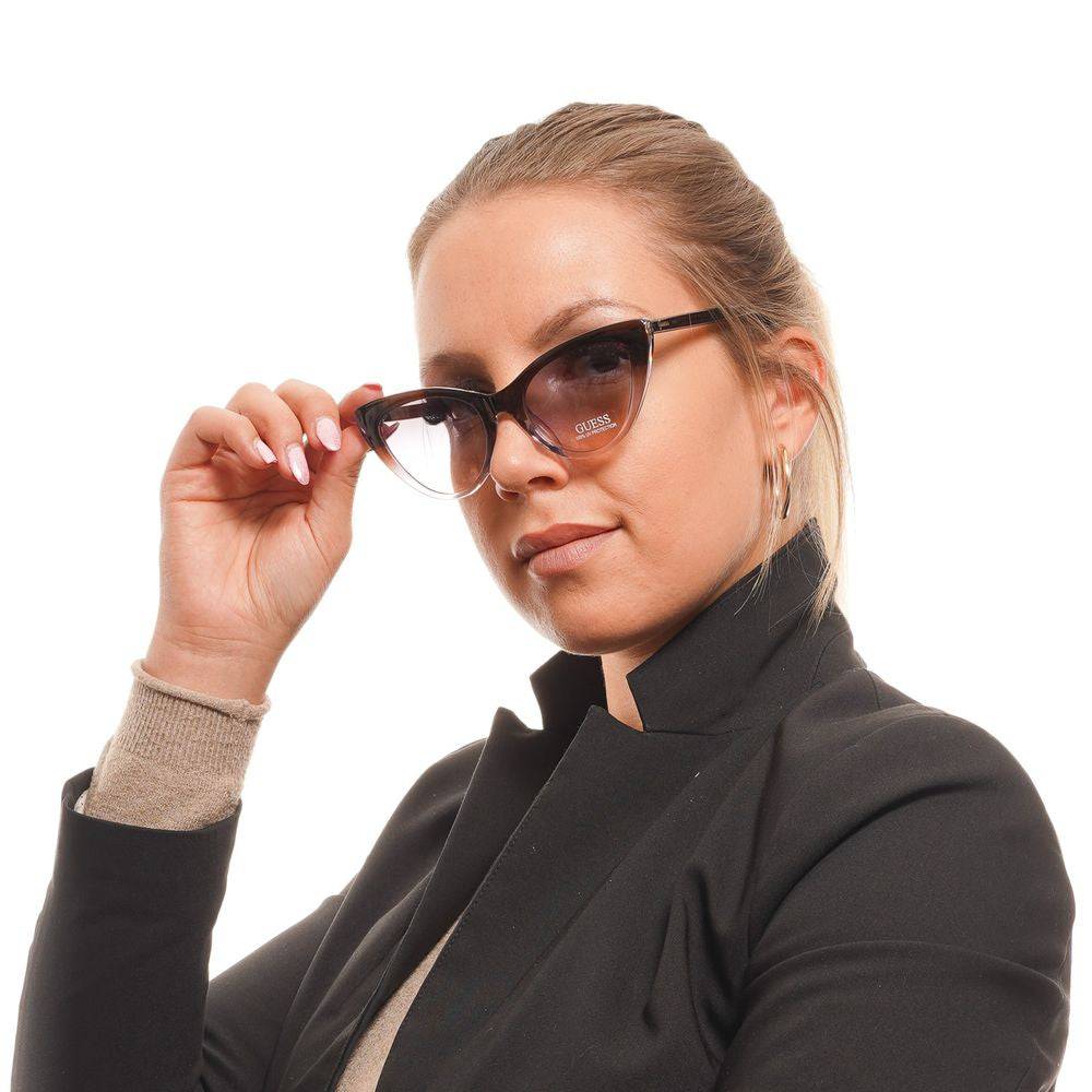 Lunettes de soleil en plastique marron Guess avec monture élégante et branches épaisses, mode et protection contre le soleil.