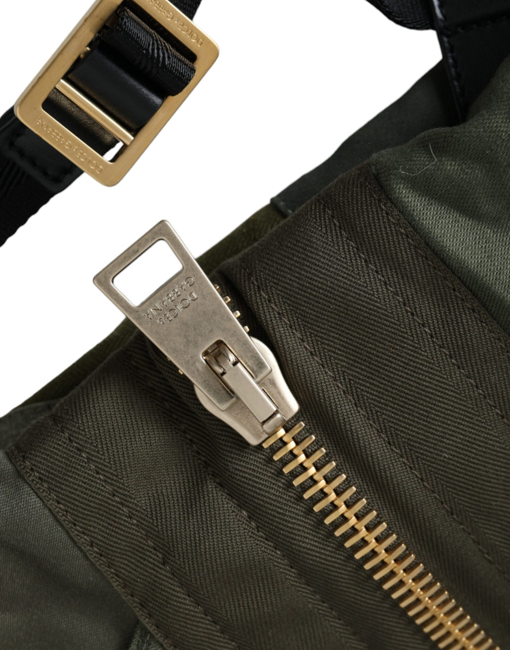 Sac à dos Dolce & Gabbana en vert militaire avec patchwork, style pratique et tendance pour un usage quotidien.