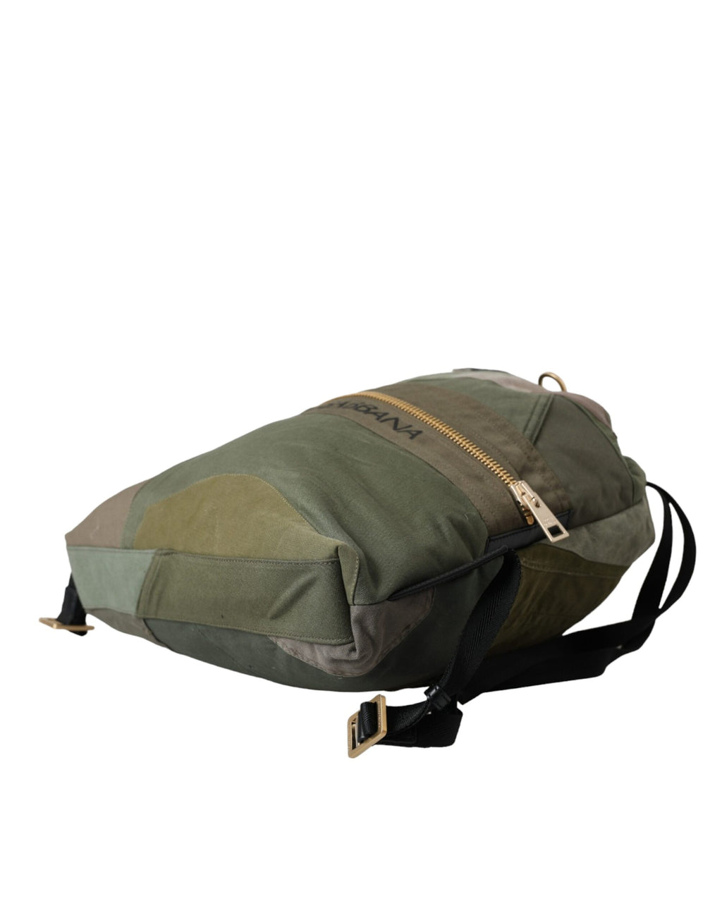 Sac à dos Dolce & Gabbana en patchwork vert militaire, avec poches et bandoulière réglable, vue de face.