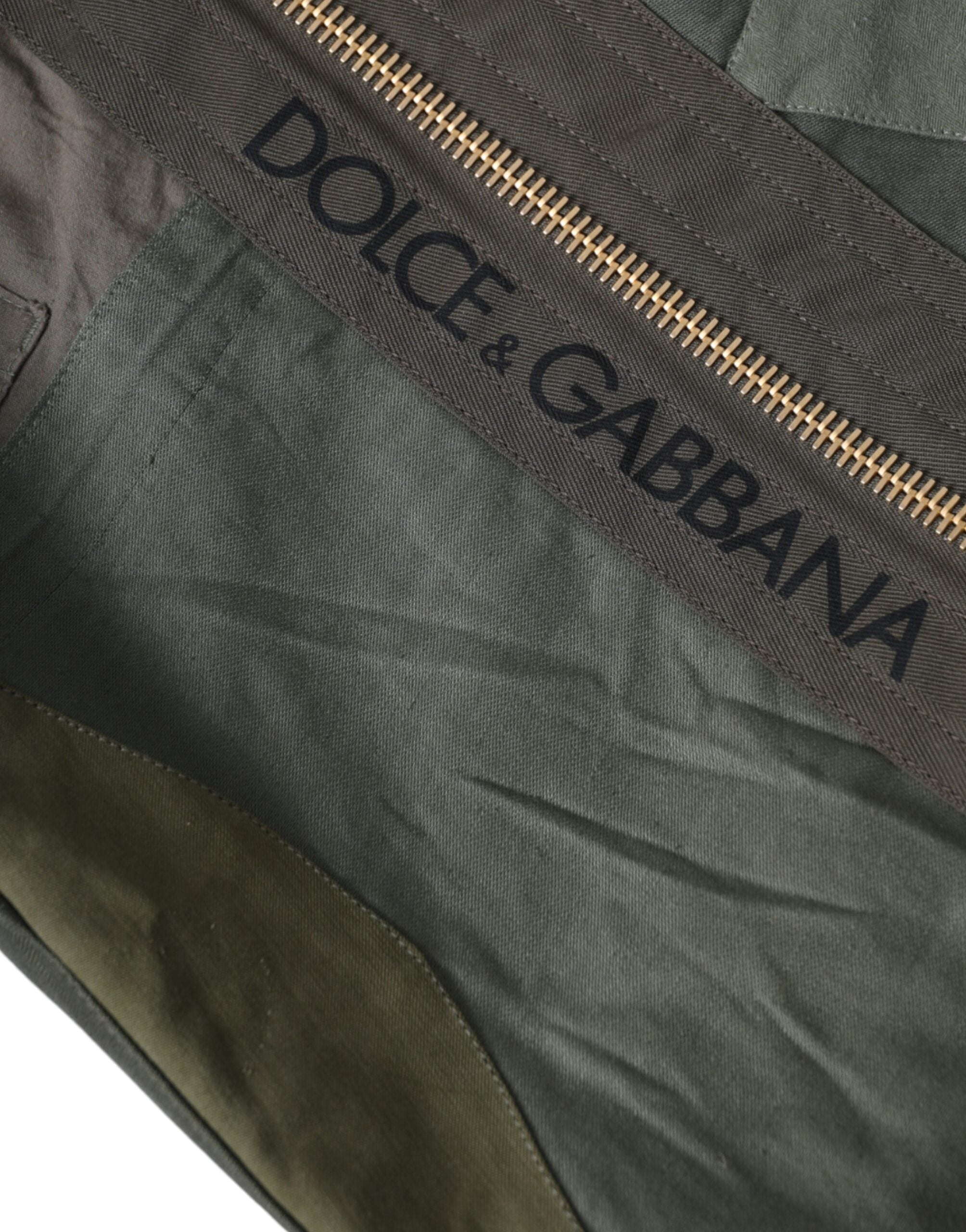Sac à dos Dolce & Gabbana kaki avec patchwork militaire, style pratique et tendance, vue de face sur fond neutre.