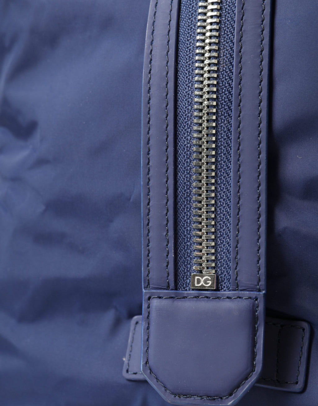 Sac à main Dolce & Gabbana en nylon bleu avec poignées en cuir, sac à main porté sur l'épaule ou à la main.