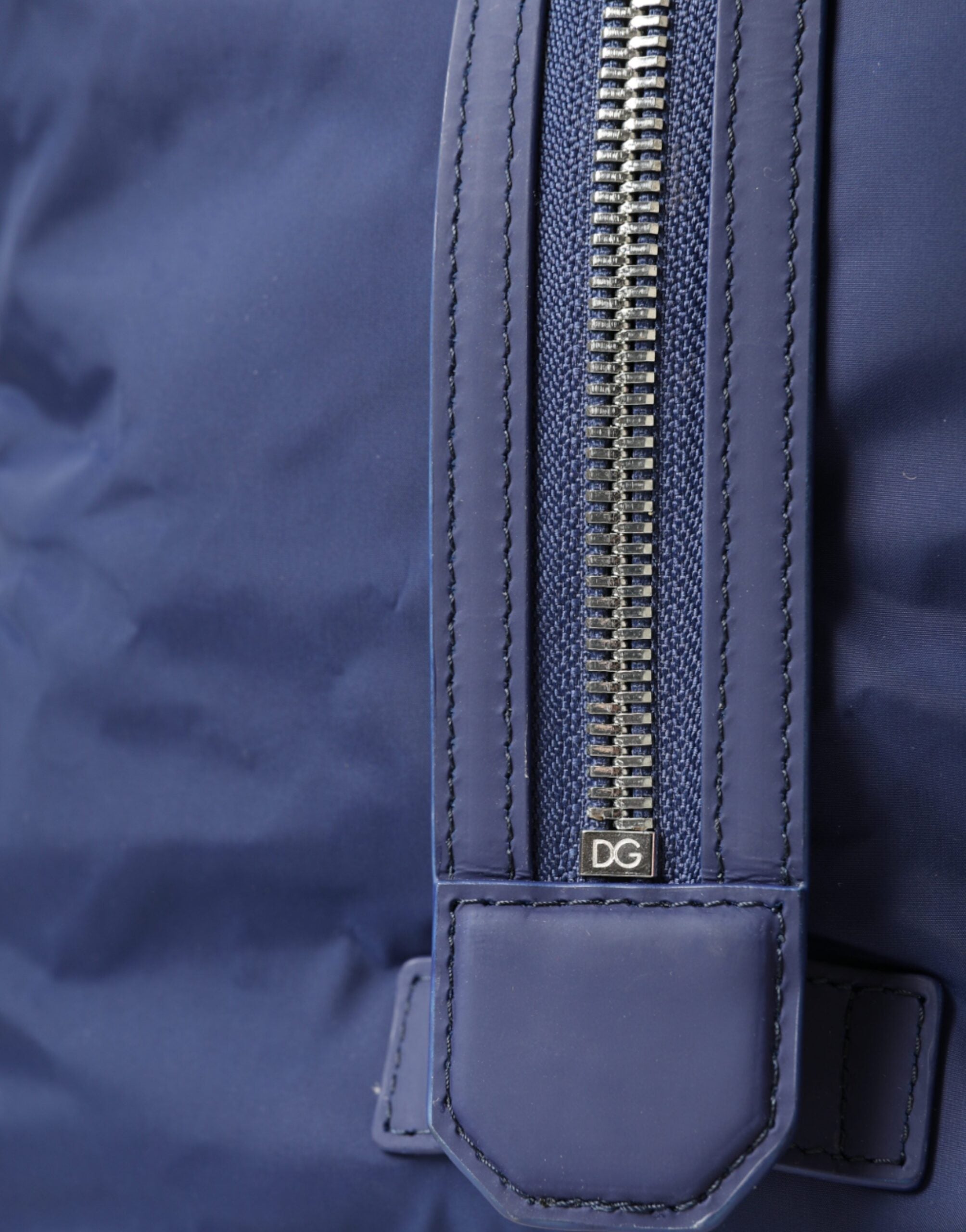 Sac à main Dolce & Gabbana en nylon bleu avec poignées en cuir, sac à main porté sur l'épaule ou à la main.