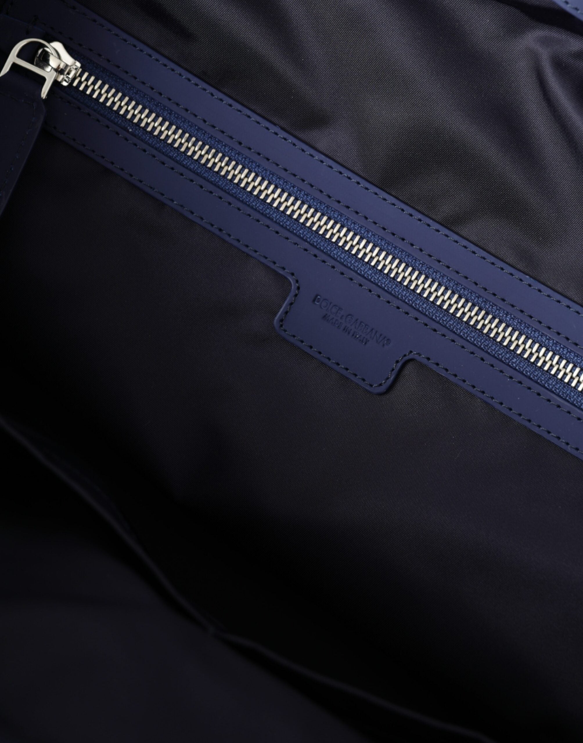 Sac à main Dolce & Gabbana en nylon bleu avec détails en cuir pour l'épaule ou la main, style duffel bag pour le voyage.