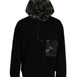 Sweat à capuche noir camouflage Dolce & Gabbana en coton, avec logo et design tendance, porté par un mannequin.