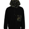 Sweat à capuche noir camouflage Dolce & Gabbana en coton, avec logo et design tendance, porté par un mannequin.