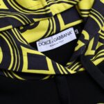Sweat à capuche en coton noir Dolce & Gabbana avec logo, douceur confortable, style décontracté, visible sur le mannequin.